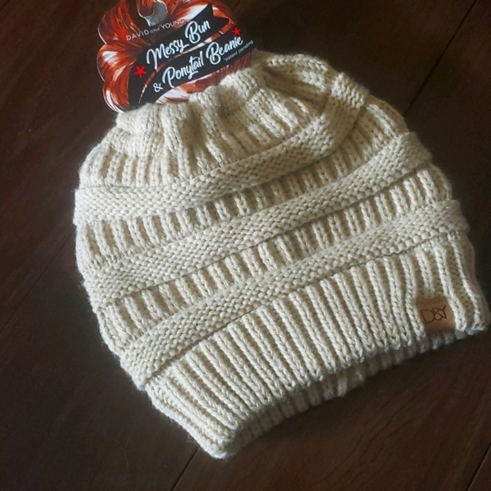 D&Y Messy Bun Crochet Ponytail Knit Beanie Hat! - Picture 3 of 5